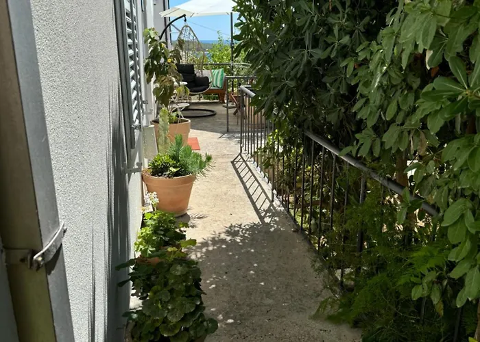 House Erin, Hvar